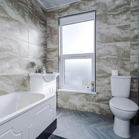 Superb 2 Bd House Near Centre With Free Wifi