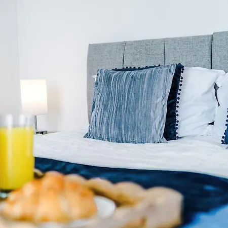 Superb 2 Bd House Near Centre With Free Wifi *