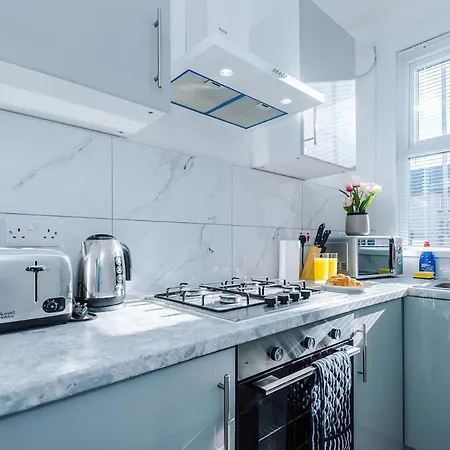 Superb 2 Bd House Near Centre With Free Wifi